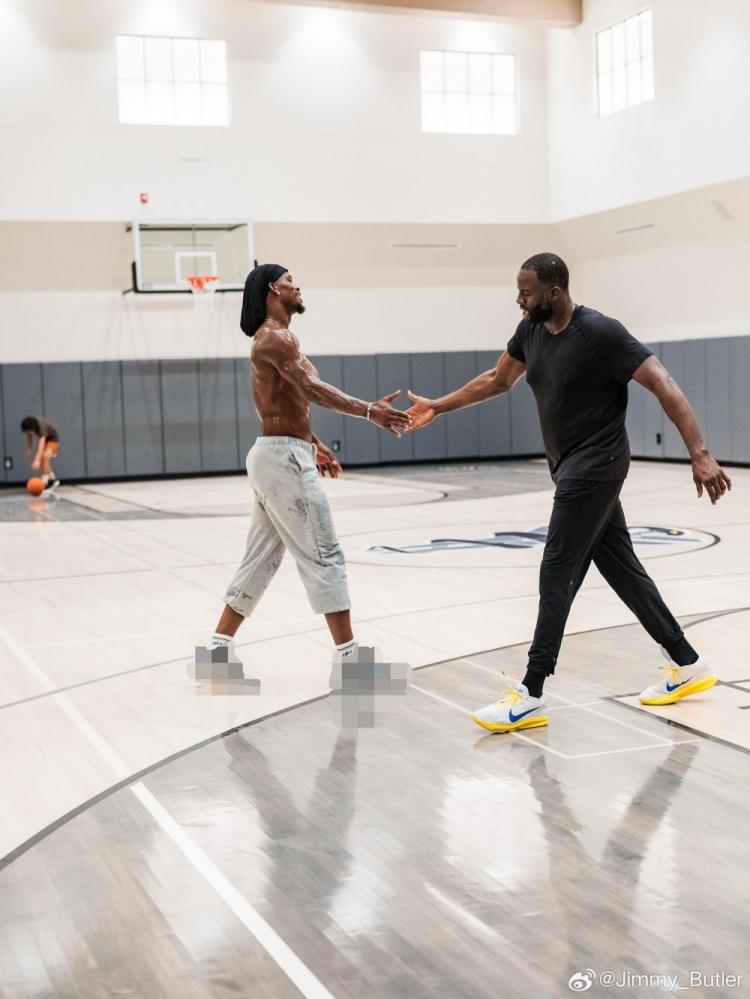 向着冠军前进!巴特勒晒出与追梦一同训练的照片:追梦说得都对