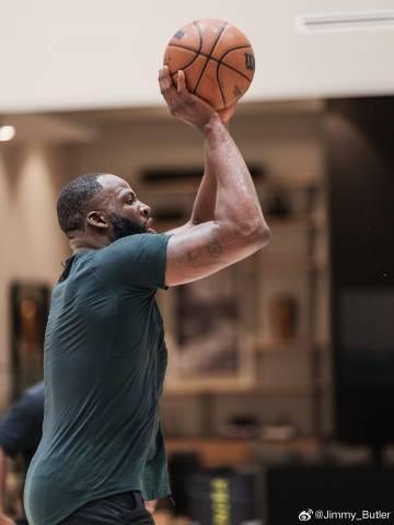 向着冠军前进!巴特勒晒出与追梦一同训练的照片:追梦说得都对