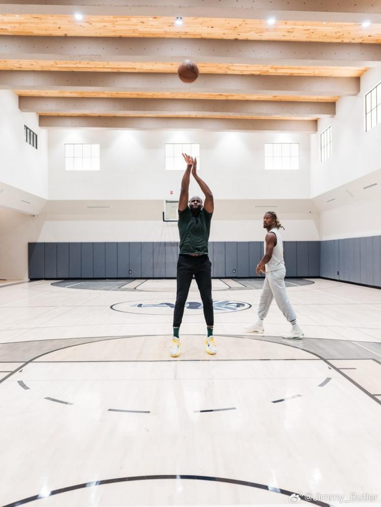 向着冠军前进!巴特勒晒出与追梦一同训练的照片:追梦说得都对