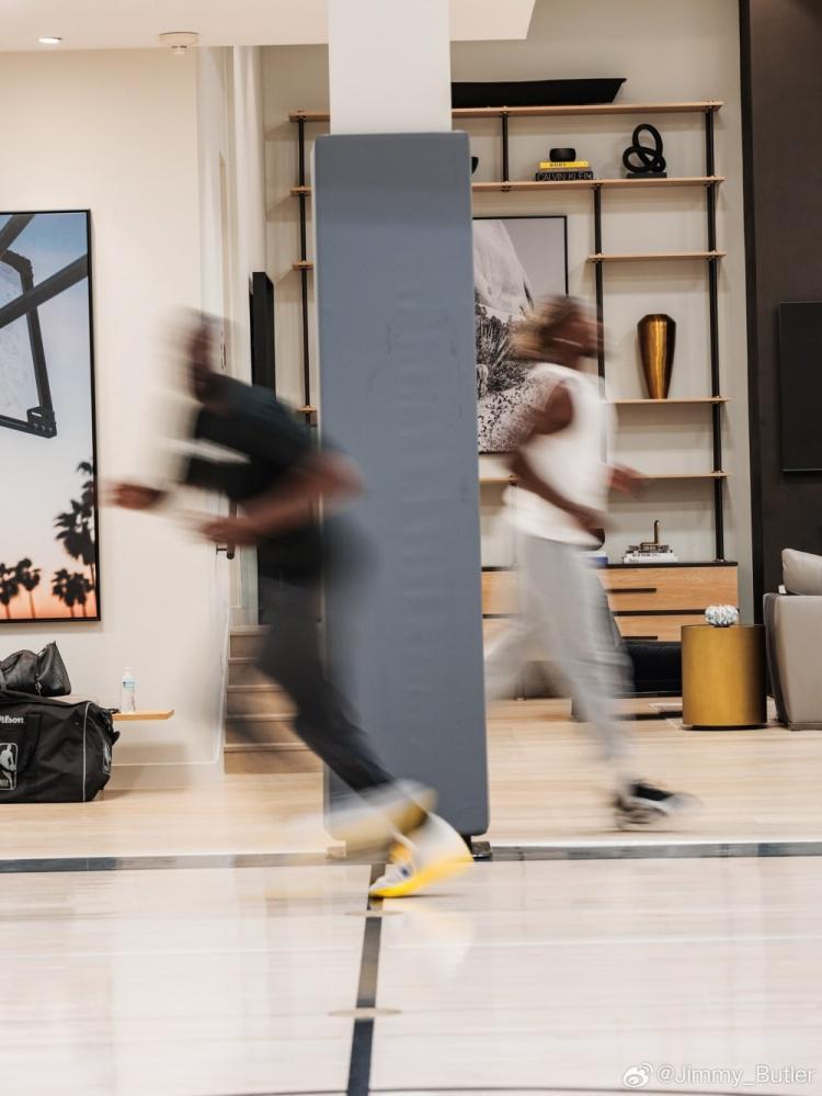 向着冠军前进!巴特勒晒出与追梦一同训练的照片:追梦说得都对