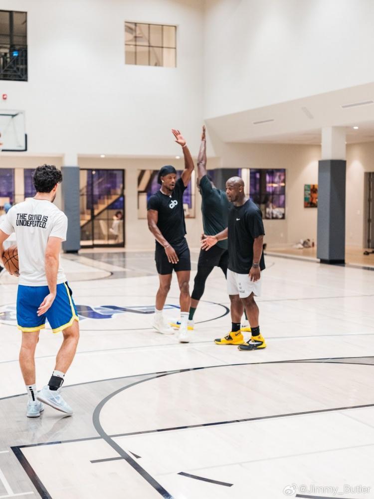 向着冠军前进!巴特勒晒出与追梦一同训练的照片:追梦说得都对