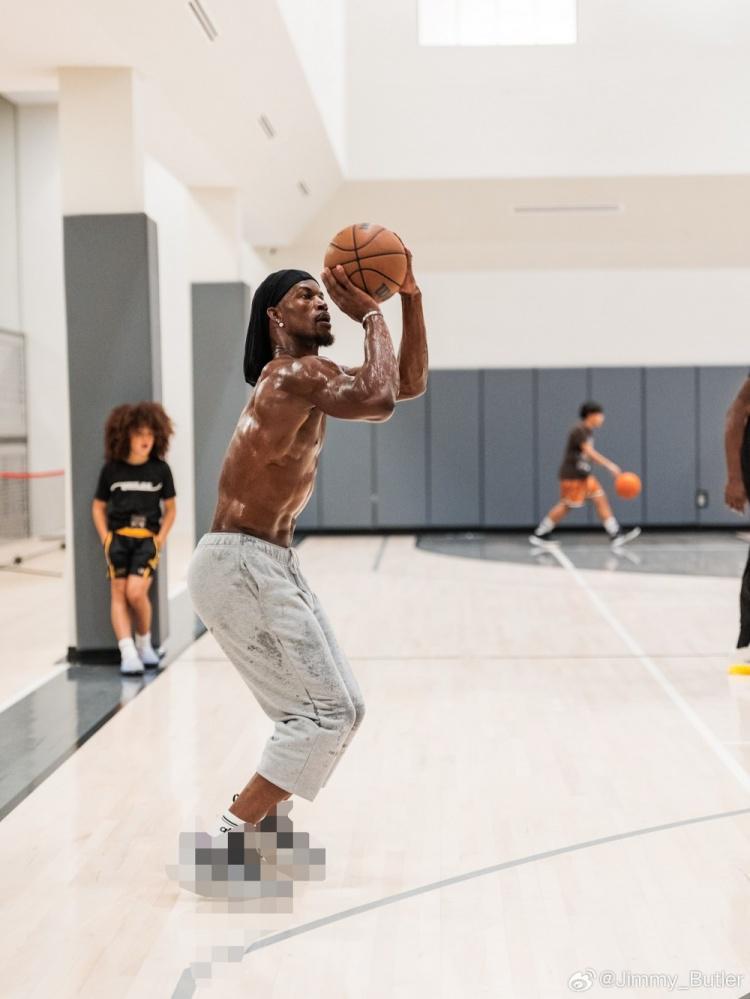 向着冠军前进!巴特勒晒出与追梦一同训练的照片:追梦说得都对