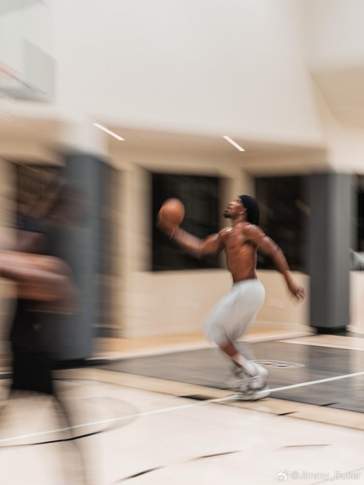 向着冠军前进!巴特勒晒出与追梦一同训练的照片:追梦说得都对