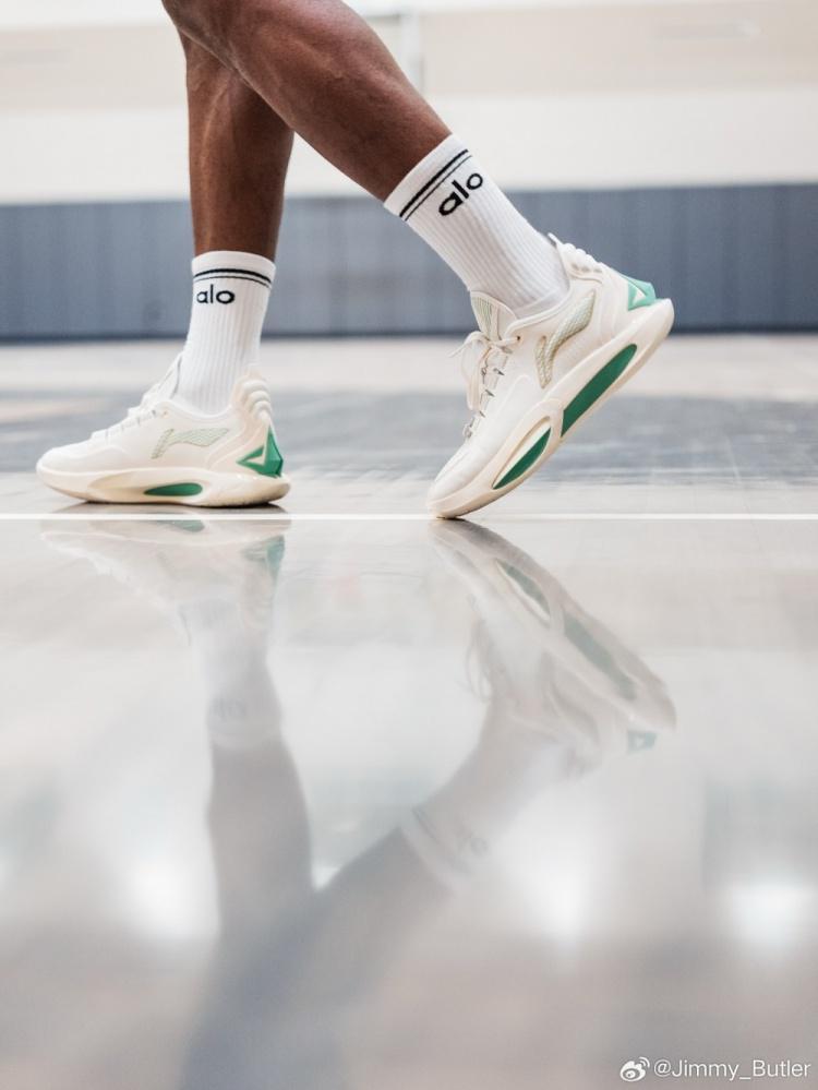 向着冠军前进!巴特勒晒出与追梦一同训练的照片:追梦说得都对